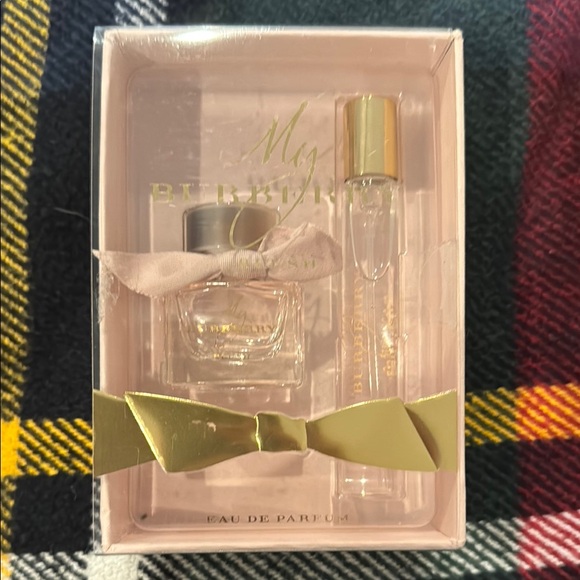 Burberry Perfume Gift Set with Gold Accents - Picture 1 of 2